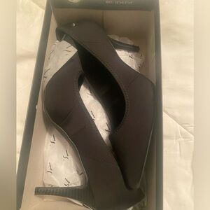 9.5 medium black pumps by Vera Wang